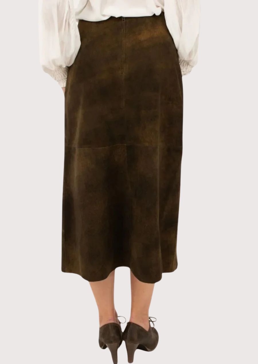Brown suede skirt for women in Oktoberfest style look